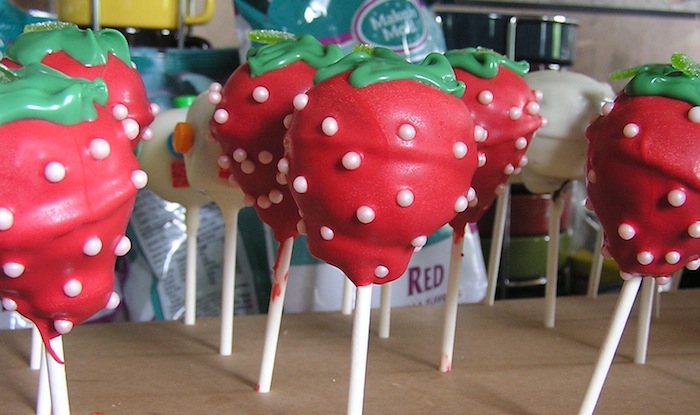 strawberry decorated cake pops